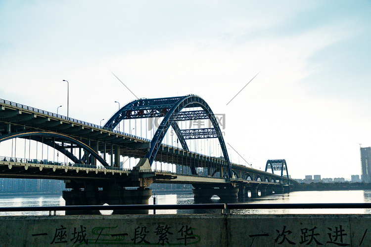 雨后天晴下的复兴大桥摄影图