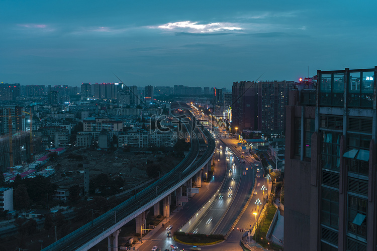 城市夜色马路车辆高清大图摄影图