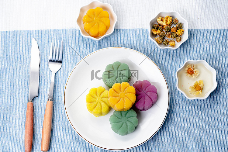 餐桌中秋节日甜点月饼摄影图