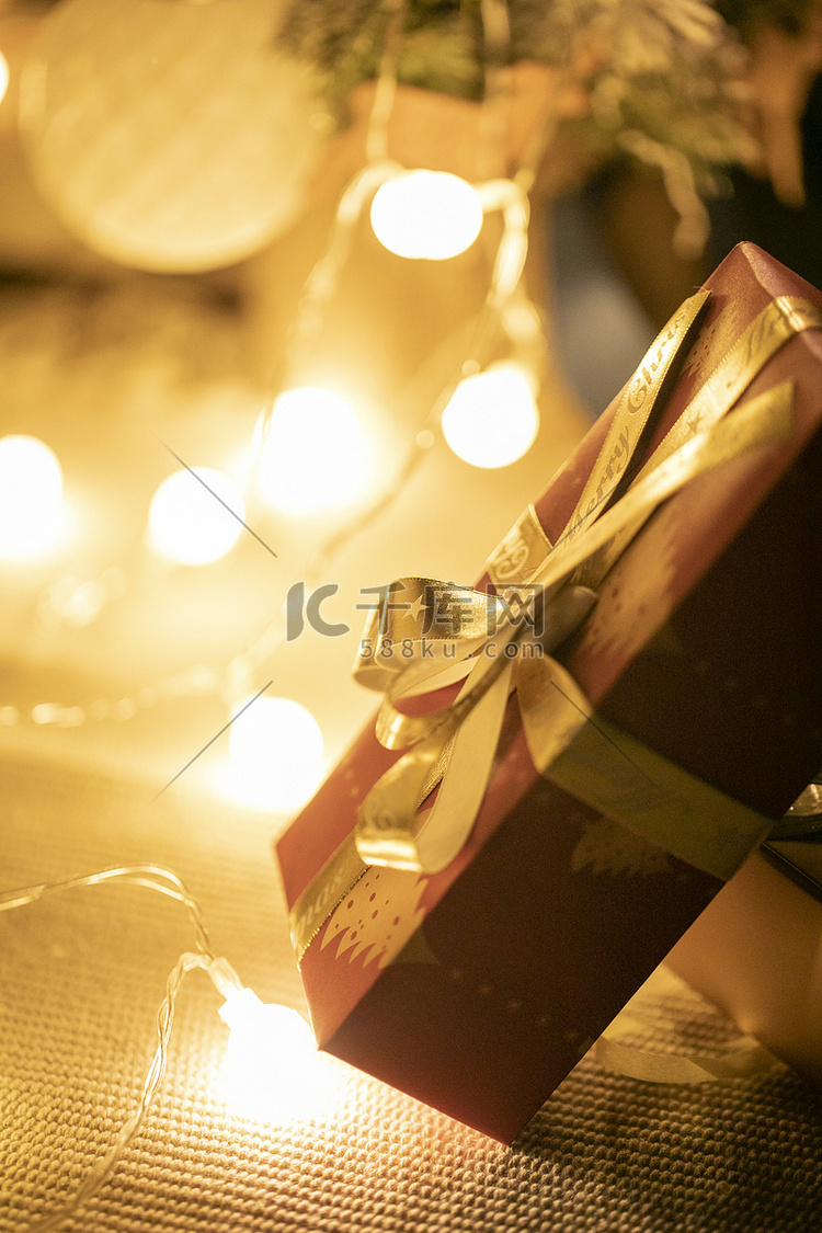 圣诞树下的礼物盒摄影图