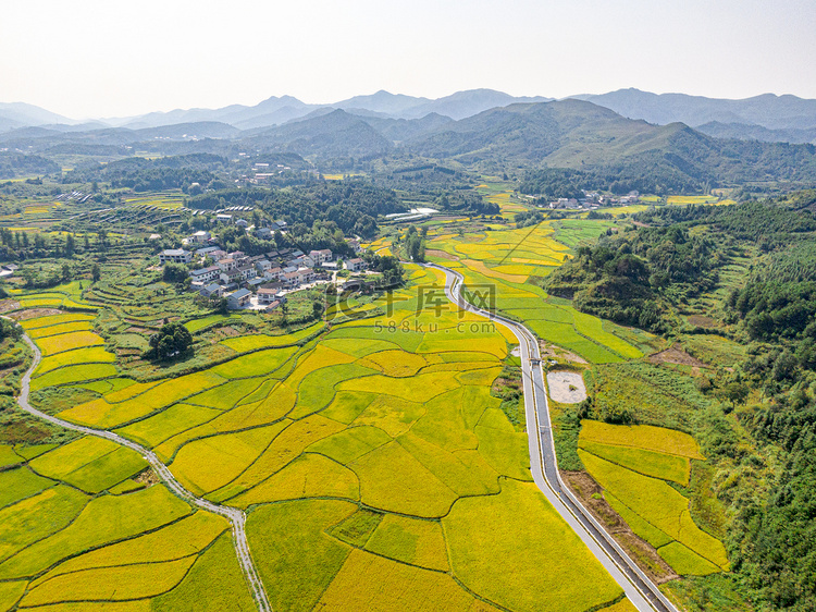 航拍乡村田园秋收摄影图