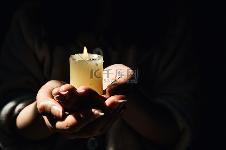 蜡烛祈福摄影图