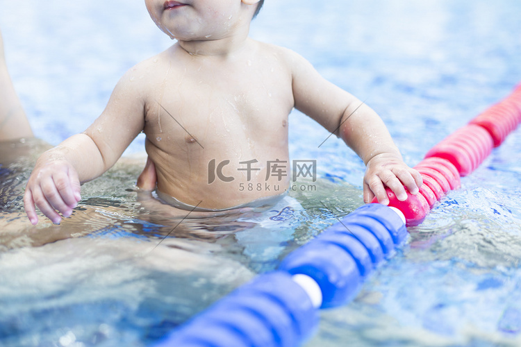 假期傍晚小宝宝泳池玩水摄影图配