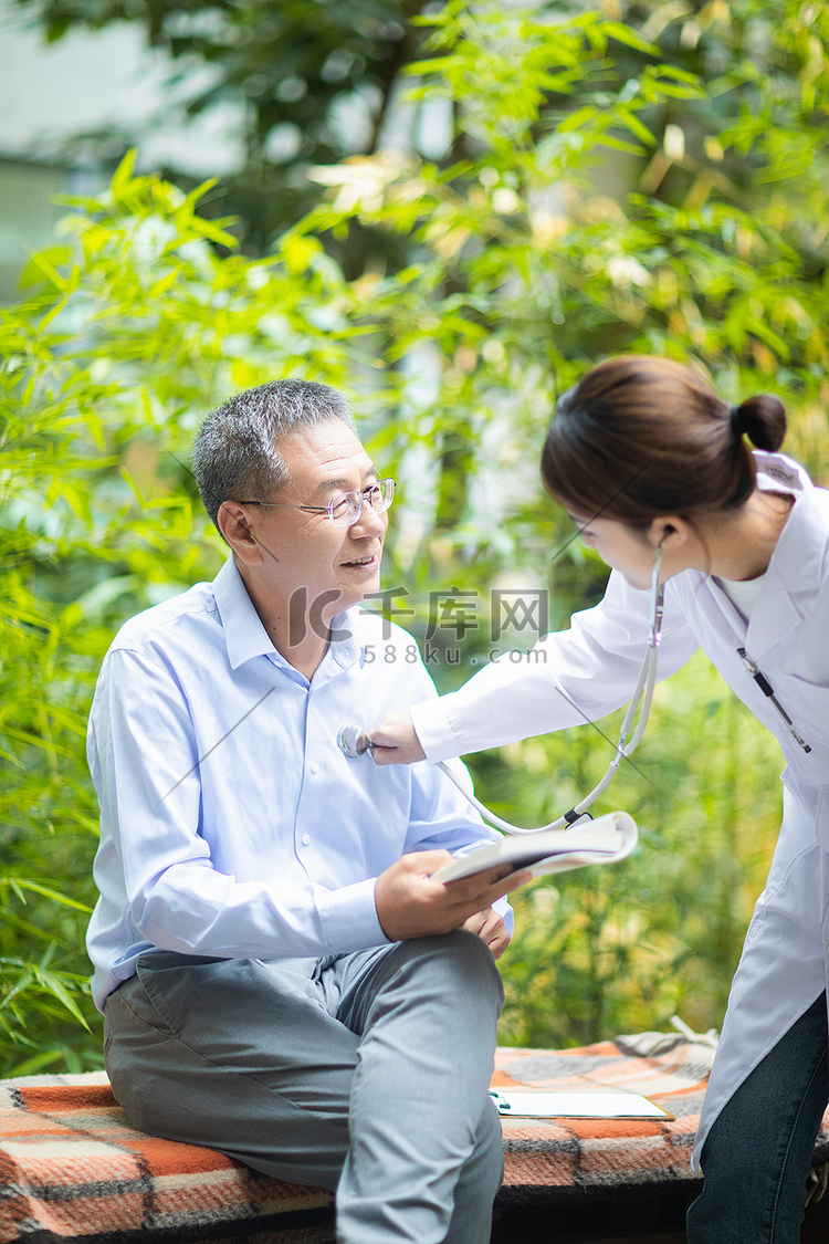 晚年生活白天老人和医生户外听诊