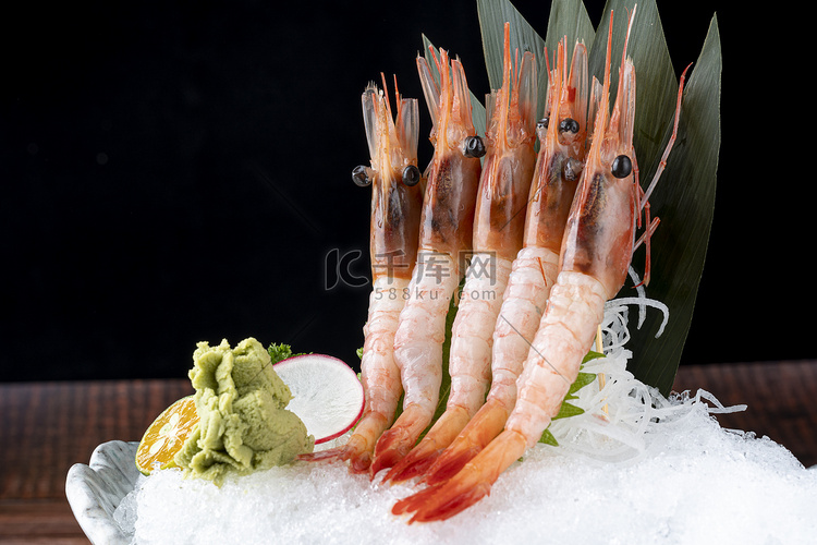 刺身美食甜虾冰堆放摄影图配图