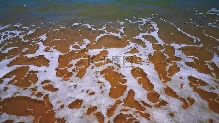 实拍夏天海浪卷沙滩海水特写自然