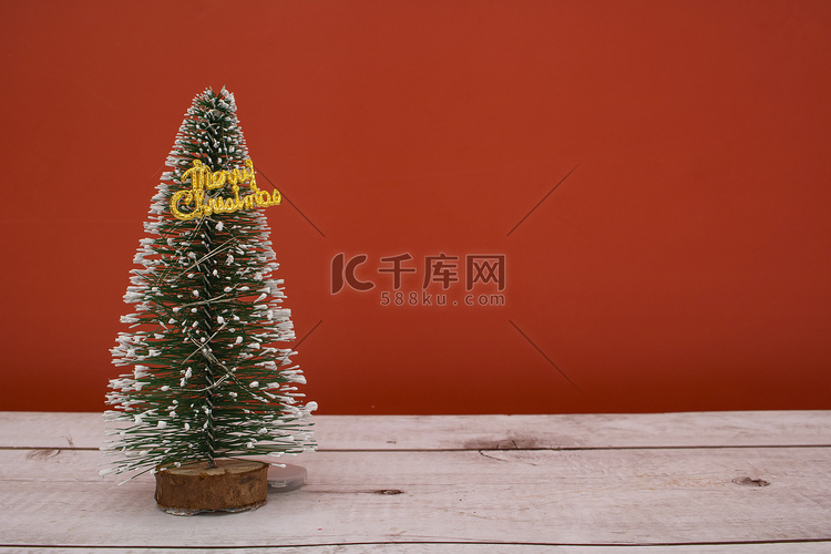 冬季圣诞节简约圣诞树红色背景实