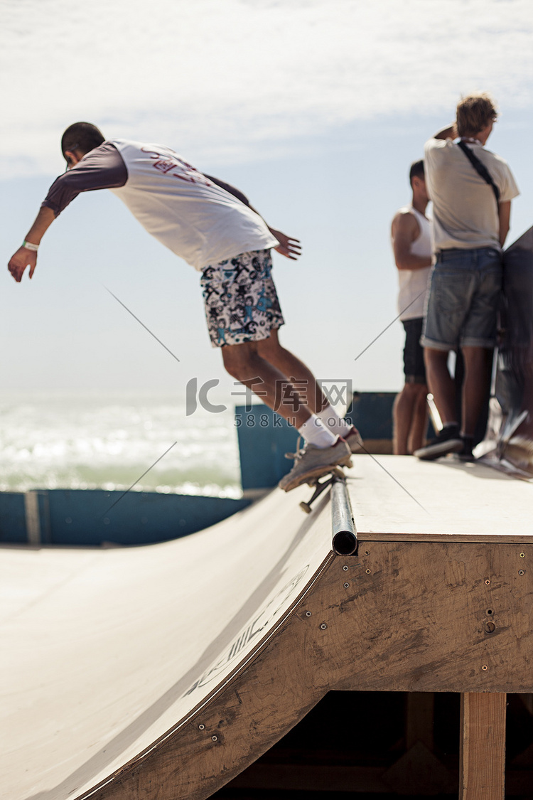 年轻在跳跃在底部的滑板滑板