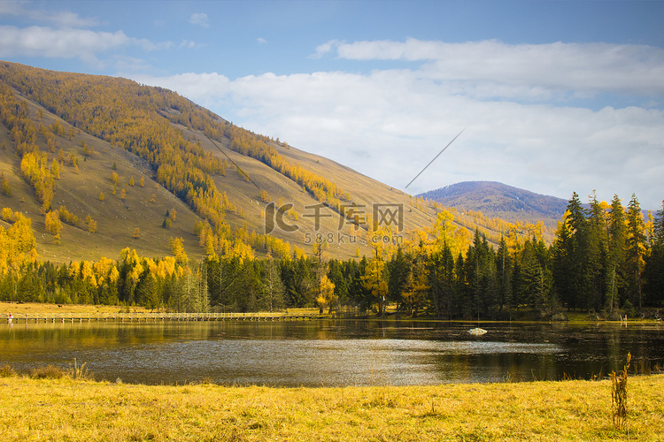 新疆秋天山脉山看风景摄影图配图