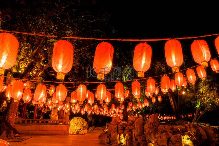 春节除夕夜户外悬挂的灯笼场景图