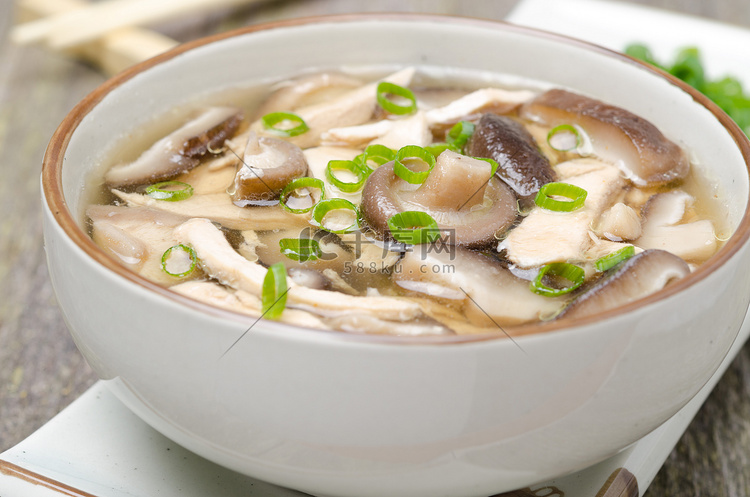 中国食品-鸡，汤的碗香菇