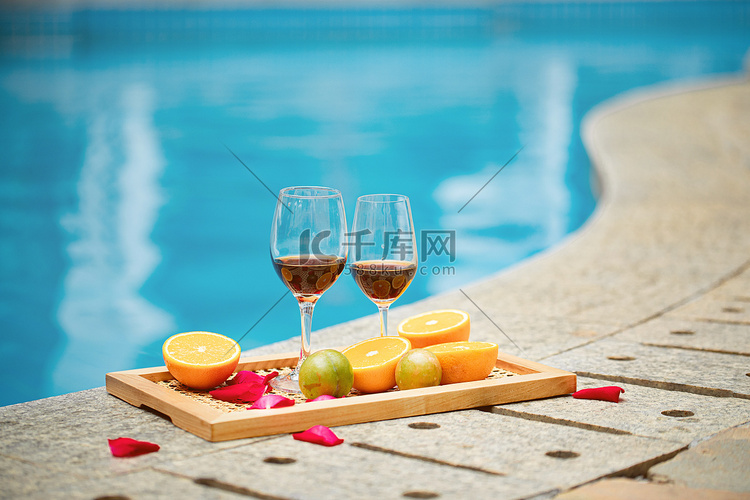 夏天度假白天放着红酒和水果的托