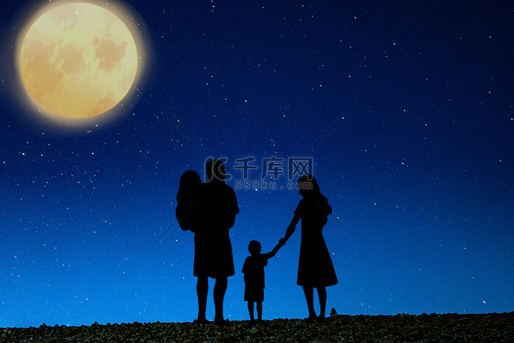 中秋节夜晚一家人室外明月摄影图