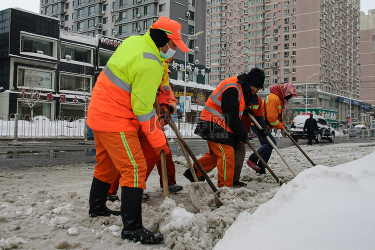 鞍山上午环卫工路北扫雪摄影图配