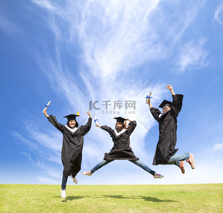 大学生庆祝毕业和快乐地跳起来