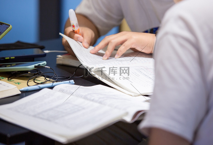 写字书写交流合作团队摄影图配图