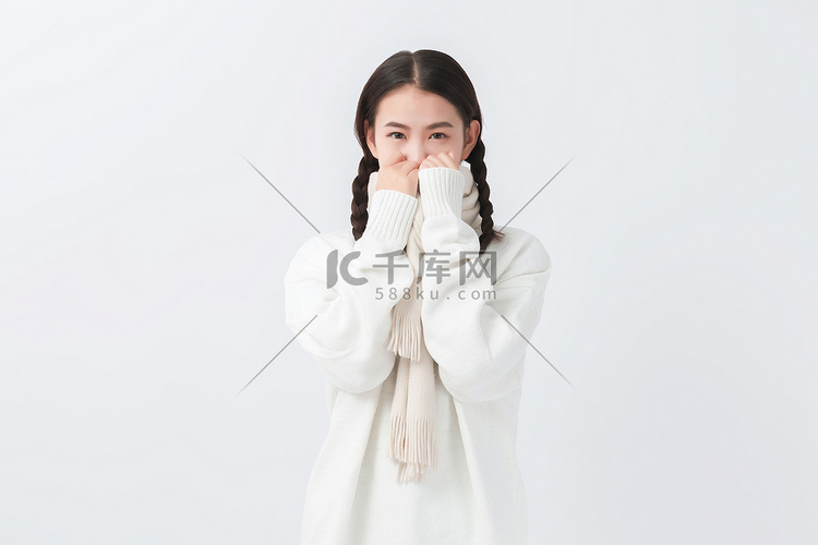 秋冬季节白天女生室内毛衣摄影图