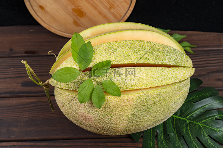 夏季新鲜水果切开的哈密瓜摄影图