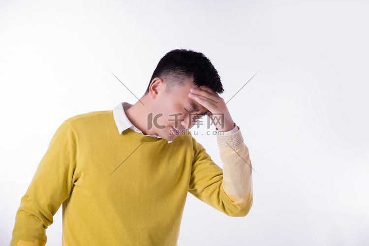 疼痛头疼疾病男人人像摄影图配图