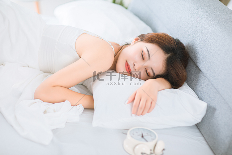 人物形象早晨美女床上休息摄影图