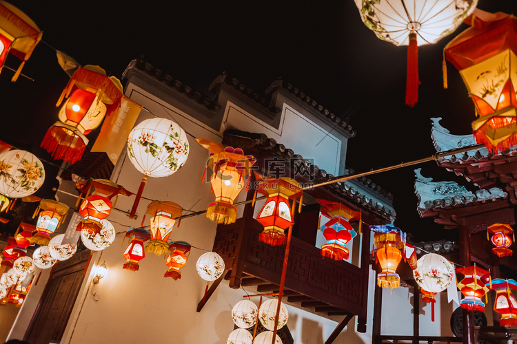 夜晚灯笼逛灯会花灯猜灯谜摄影图