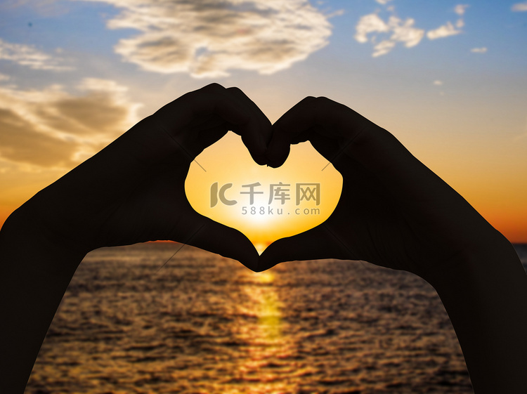 日照海边日出摄影图七夕人像剪影