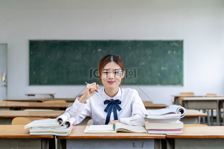 在教室里自习思考的女大学生形象