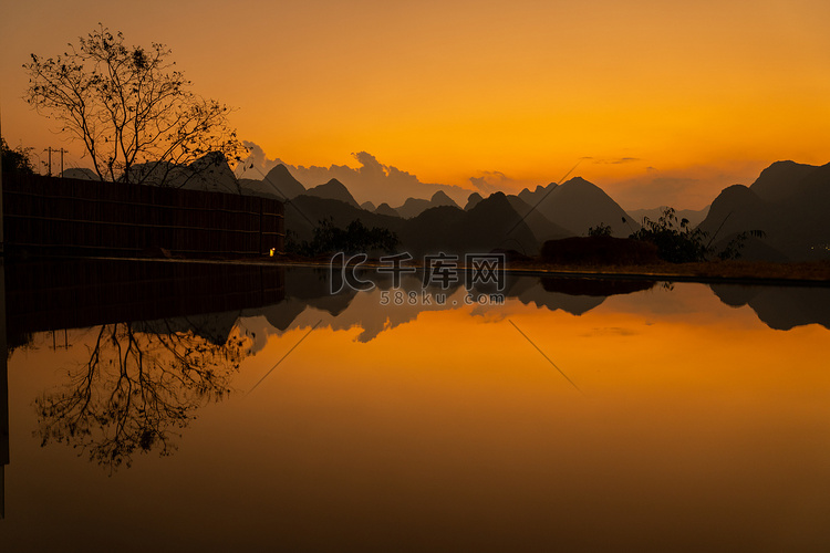 夕阳晚霞山水风景全景摄影图配图