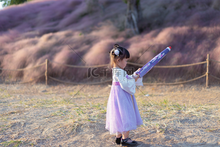 紫草粉黛下午儿童户外全身打伞摄