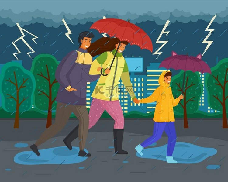 一家人在雨中行走，带着雨伞，穿