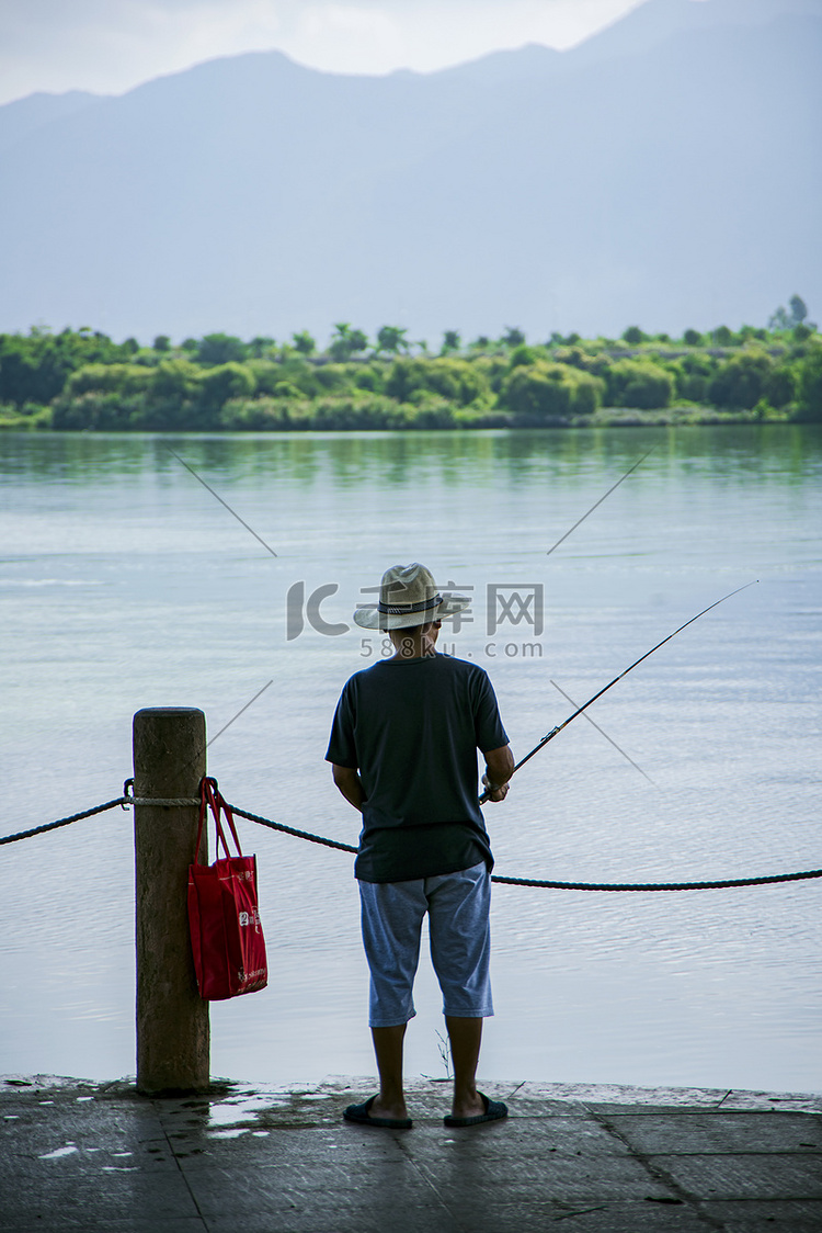 英德北江一名男士在江边钓鱼摄影