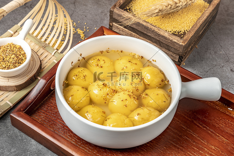 传统美味营养黄糯米汤圆摄影图配