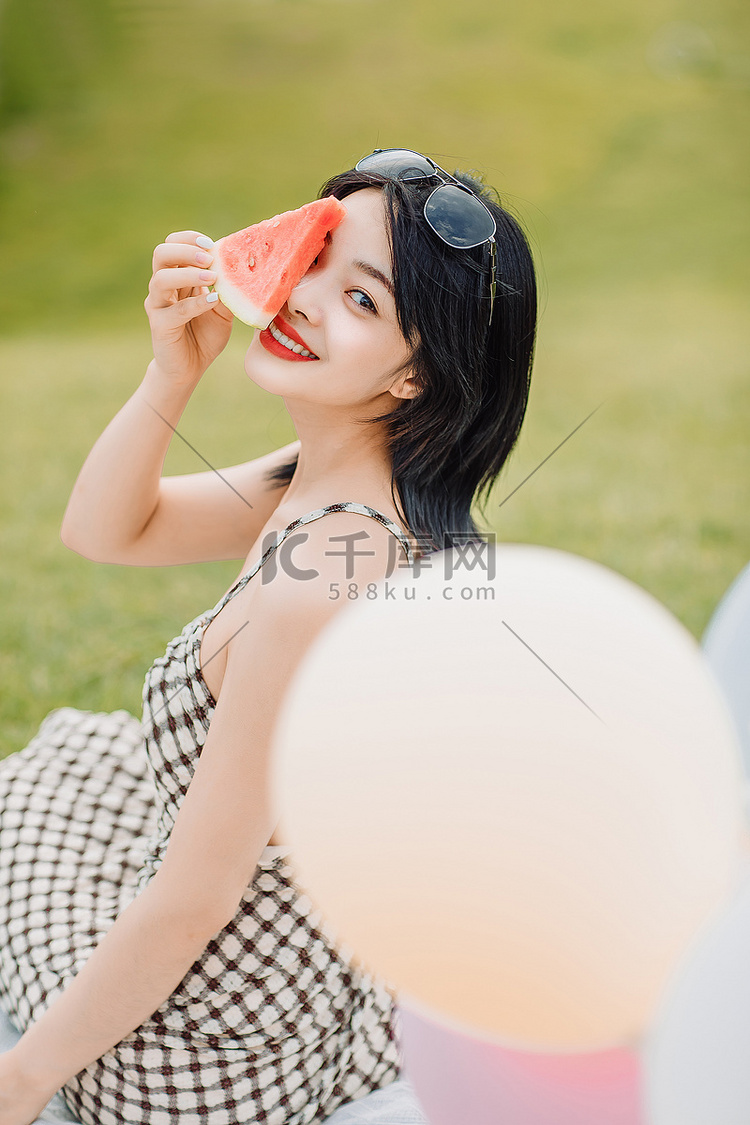 文艺清新夏天白天短发美女户外草