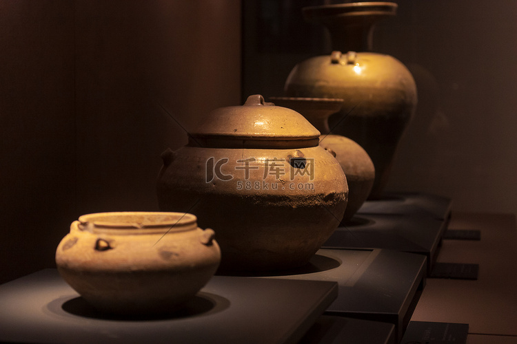 南京博物院六朝时期陶罐展品摄影
