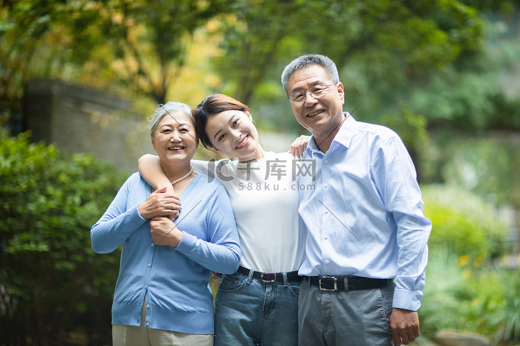 亲情白天一家三口户外站立摄影图