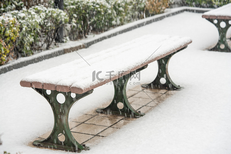 下雪天白天落满雪的长椅公园落雪
