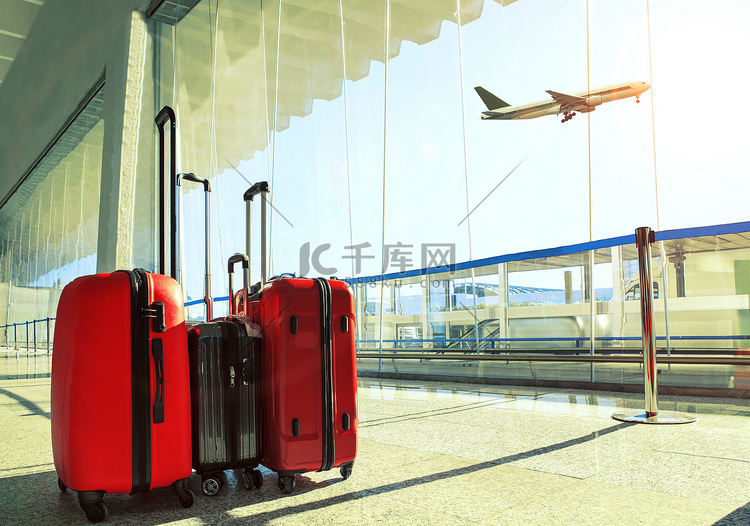 堆栈的旅行行李在机场码头和客运