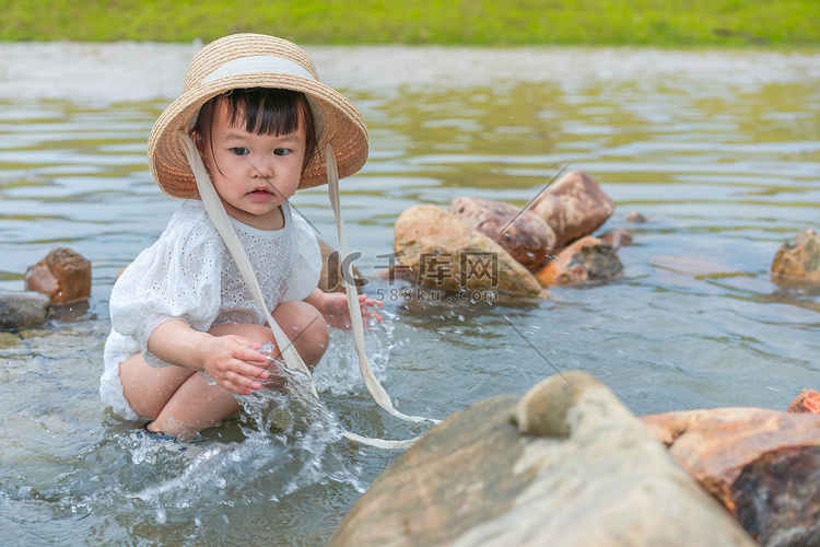 玩水小女孩夏季女孩河边玩水摄影