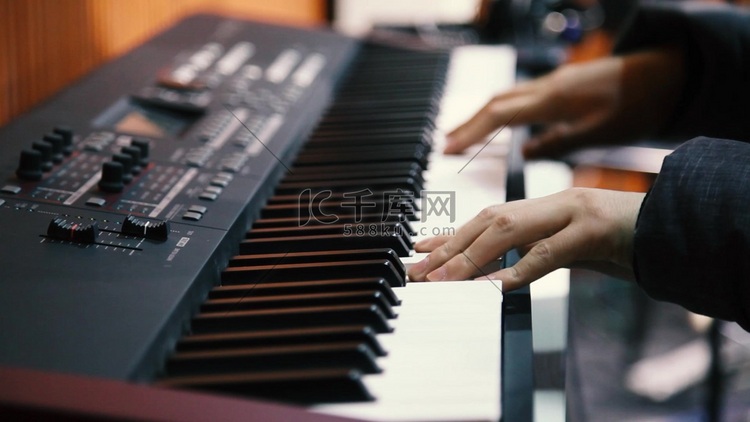 弹钢琴音乐乐器