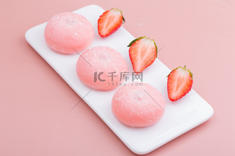 草莓大福粉色清新甜点水果摄影图