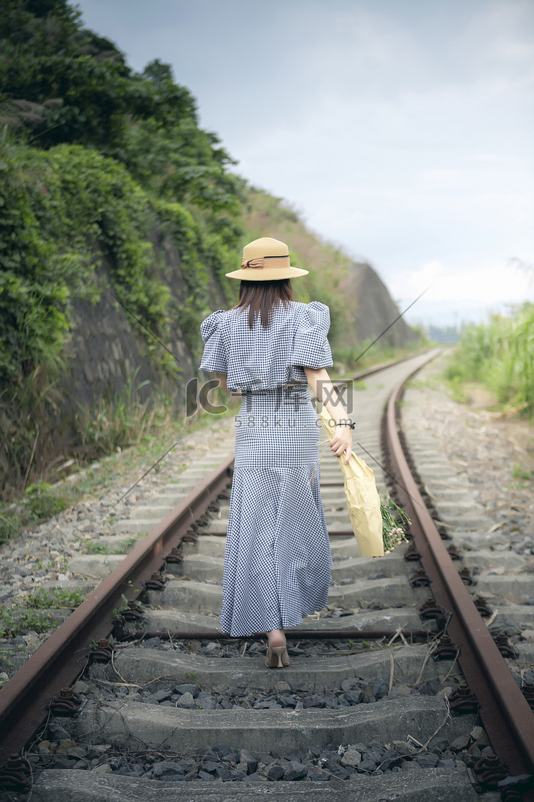 铁路上的女子下午女子铁路铁路摄