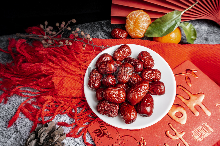 中国年春节红包与枣红色背景静物