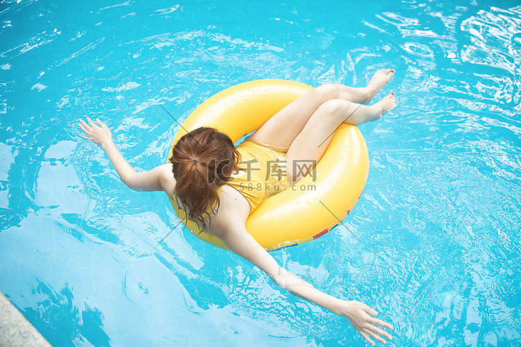 夏天游泳白天坐在游泳圈里的美女
