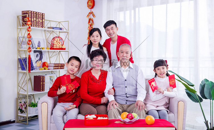 春节全家福一家人合影红色摄影图