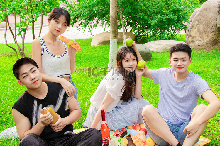 野餐白天年轻人户外开心人物摄影