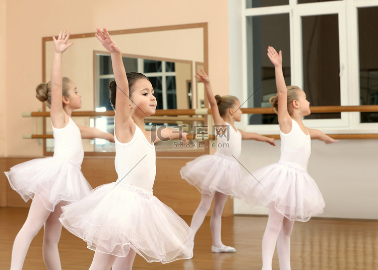一群漂亮的小女孩在课堂上练习芭