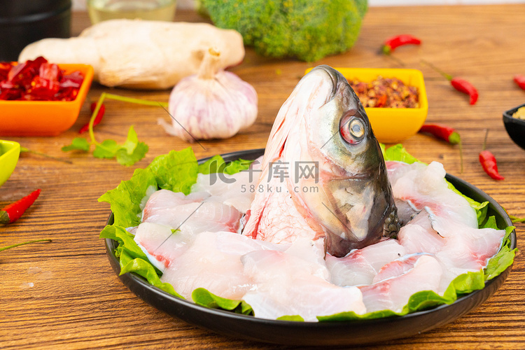 鱼头白天鱼片室内鱼肉摄影图配图