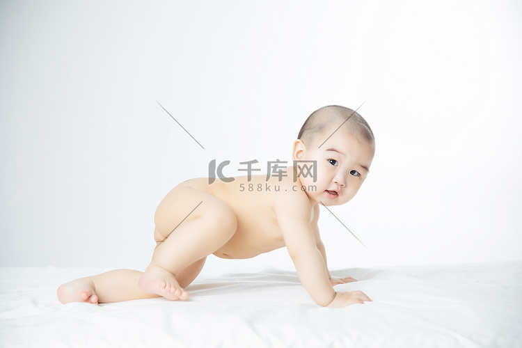 婴儿白天学爬的男婴室内床上爬摄