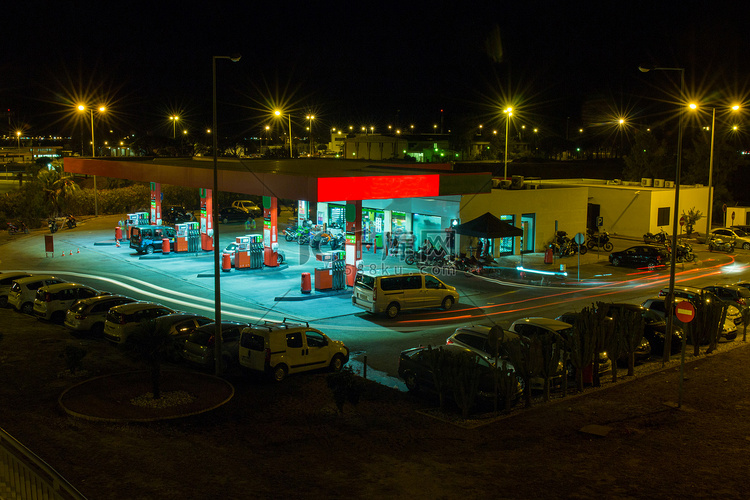 城市加油站在晚上工作