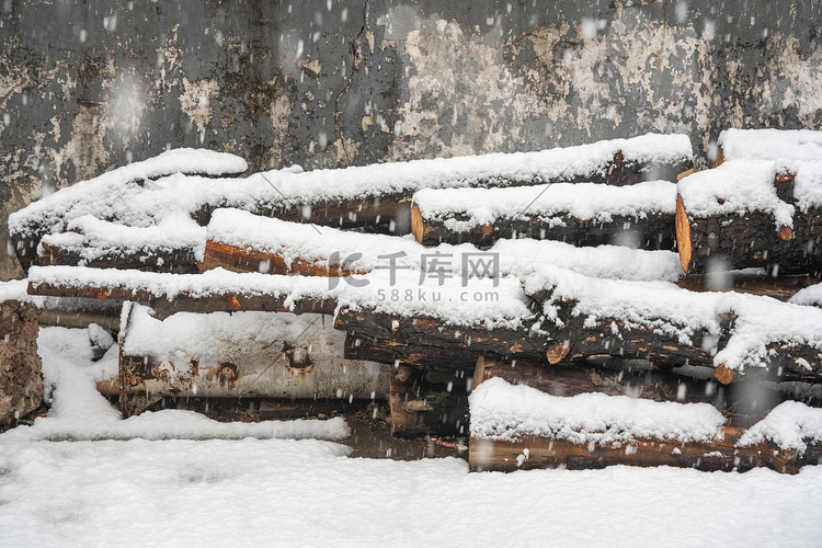 下雪天白天木材上的积雪室外落雪